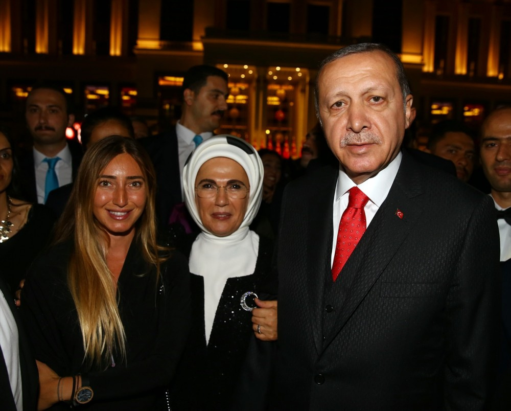 Merve Boluğur 150 bin TLlik yüzüğü geri verdi Merve Boluğur 150 bin TLlik yüzüğü geri verdi